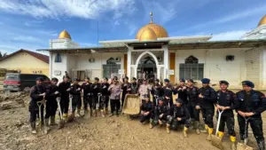 Gotong Royong Polisi Bersihkan Masjid Syuhada Aceh Tamiang Pascabanjir, Kapolri Turun Langsung