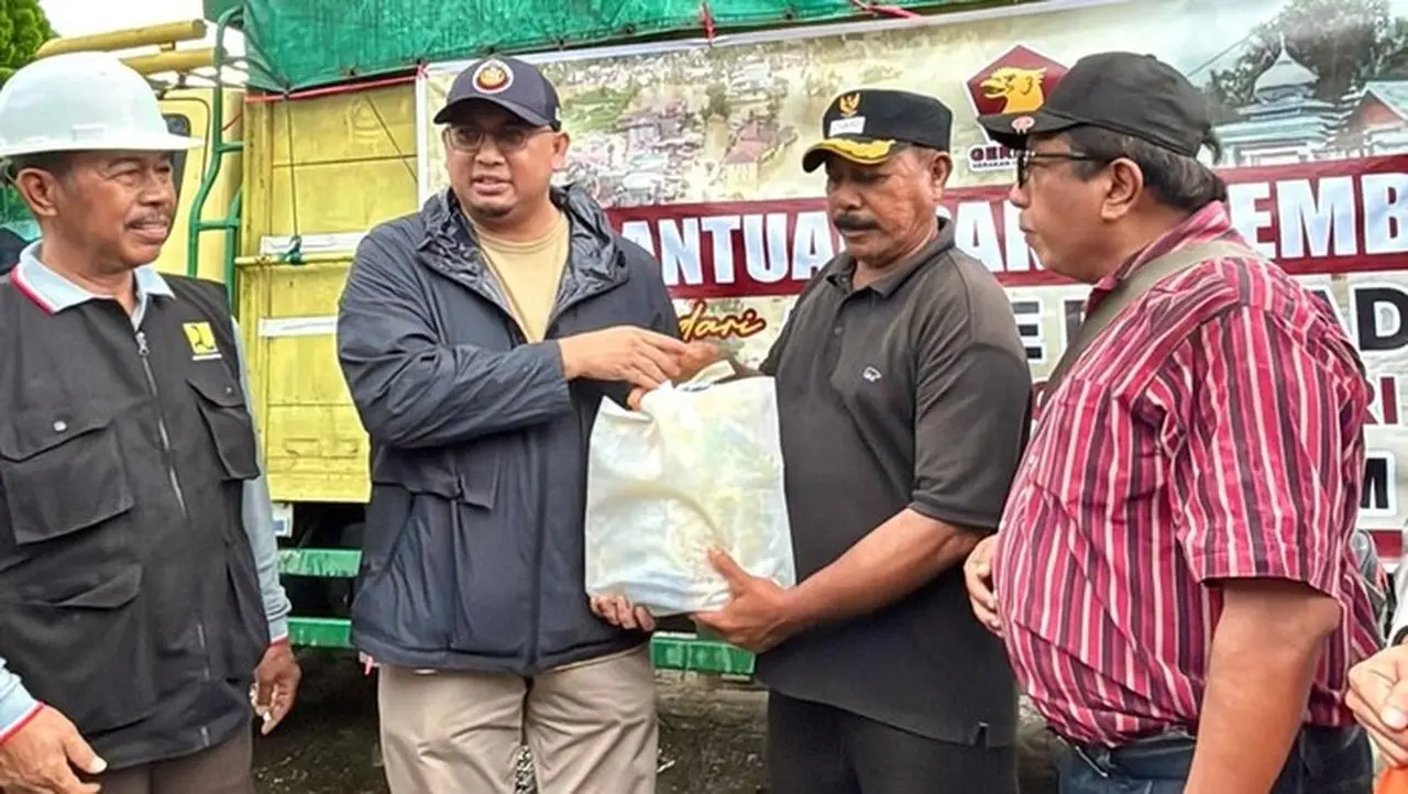 Andre Rosiade Salurkan 2.000 Paket Sembako dan Desak Normalisasi Sungai Pascabanjir Bandang Maninjau