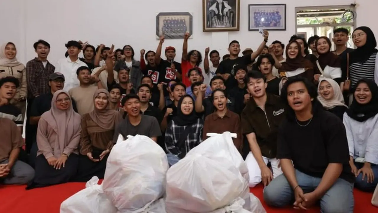 HS dan Slank Beri Bantuan Kemanusiaan untuk Mahasiswa Sumatera di Semarang