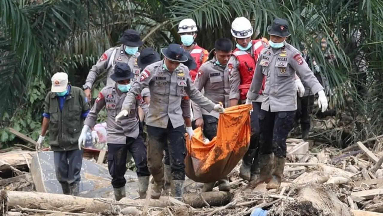 Banjir Agam: Jasad Wanita Ditemukan, Motor Warga Dievakuasi dari Lumpur