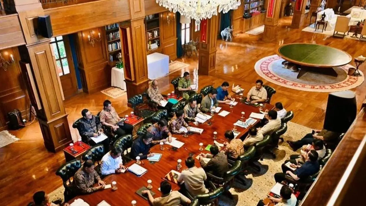 Prabowo Panggil Menteri ke Hambalang, Perintahkan Percepatan Penanganan Bencana dan Diskon Nataru