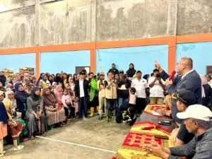 Andre Rosiade Terobos Jalur Ekstrem Bawa 3.000 Sembako untuk Korban Banjir Agam