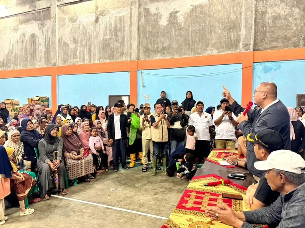 Andre Rosiade Terobos Jalur Ekstrem Bawa 3.000 Sembako untuk Korban Banjir Agam