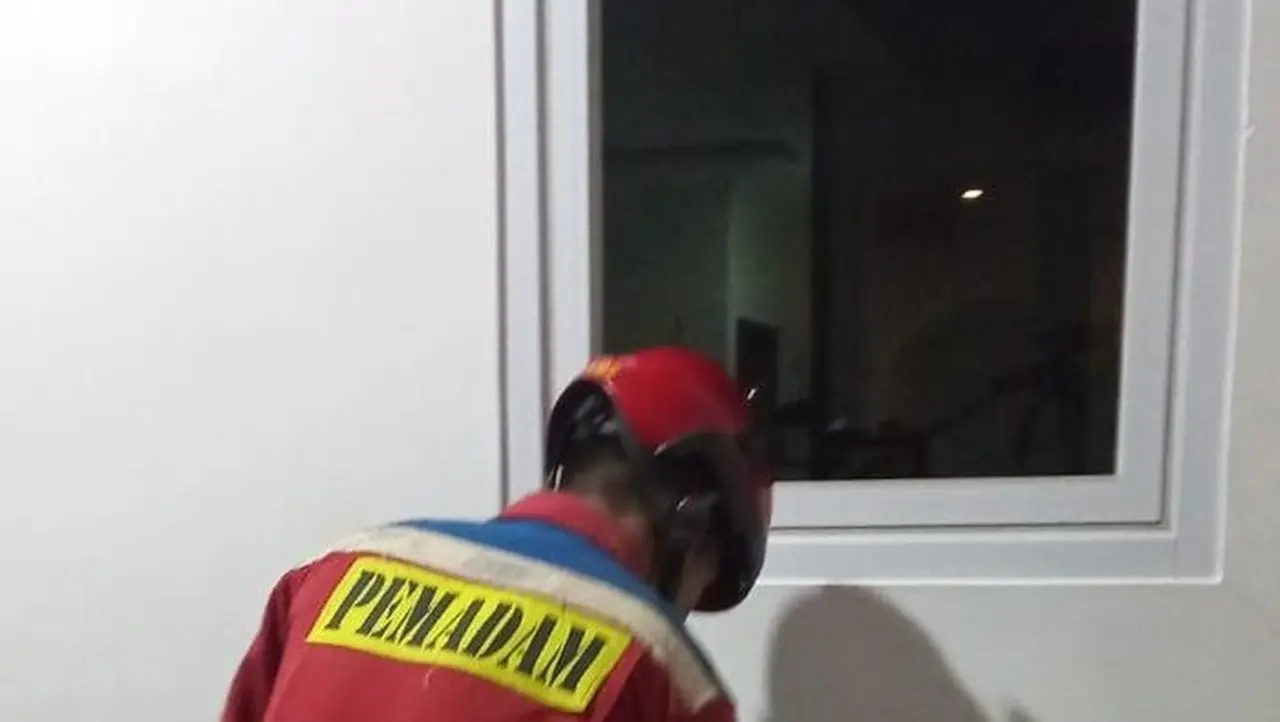 Panik Orang Tua Lansia Terkunci di Rumah, Damkar Jakarta Utara Berhasil Evakuasi
