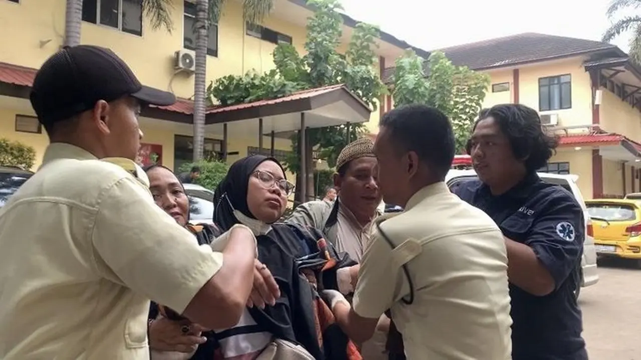 Keluarga Korban Kebakaran Gedung Jakpus Pingsan di RS Polri