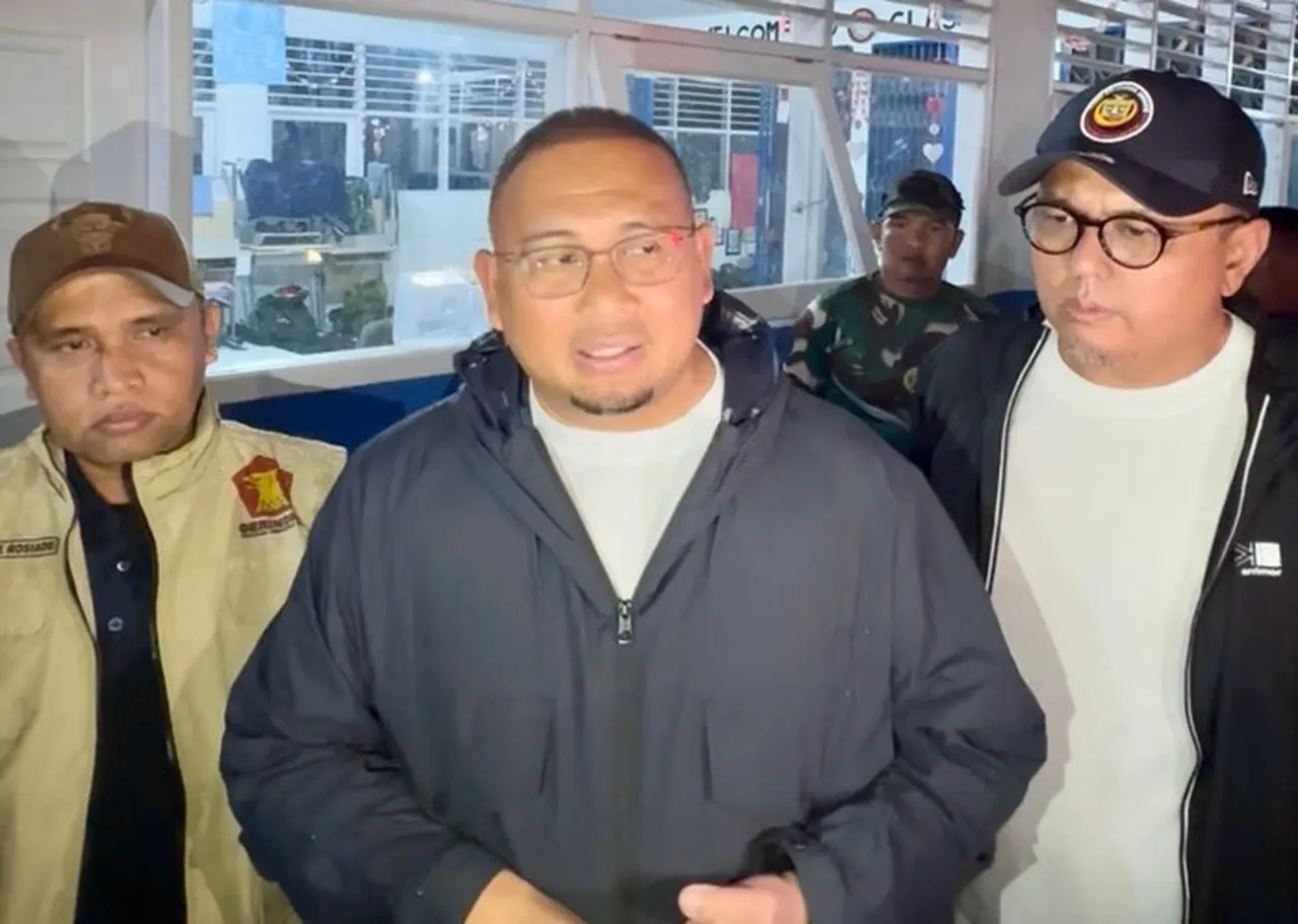 Andre Rosiade Salurkan 500 Nasi Bungkus untuk Korban Banjir Bandang Pauh Padang