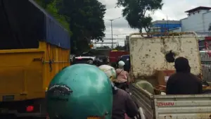 Kebakaran Kios Buah di Pasar Induk Kramat Jati, Lalu Lintas Jalan Raya Bogor Macet Total