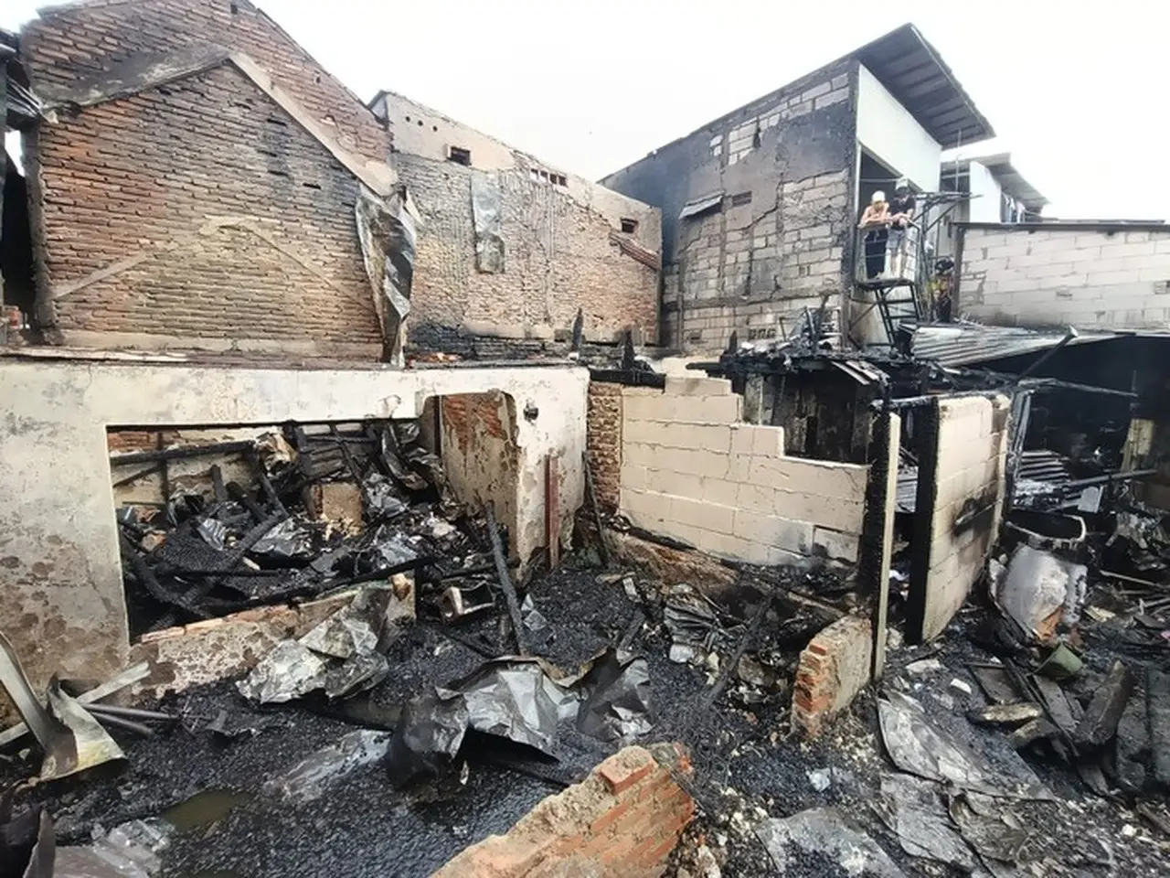 Tiga Rumah di Grogol Ludes Terbakar, Perjalanan KRL Sempat Dihentikan Sementara Tiga Rumah di Grogol Ludes Terbakar, Perjalanan KRL Sempat Dihentikan Sementara