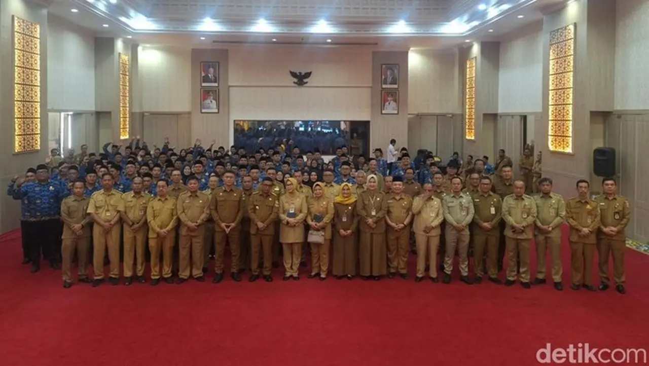 Gubernur Banten Lantik 4.631 Pegawai Honorer Jadi PPPK Paruh Waktu, Ingatkan Pelayanan Terbaik Gubernur Banten Lantik 4.631 Pegawai Honorer Jadi PPPK Paruh Waktu, Ingatkan Pelayanan Terbaik