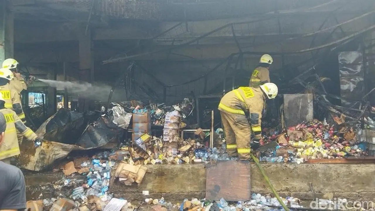 Puslabfor Polri Selidiki Penyebab Kebakaran 350 Kios Buah di Pasar Induk Kramat Jati
