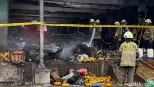 Dua Robot Damkar Dikerahkan untuk Padamkan Api di Gudang Karbit Pasar Induk Kramat Jati