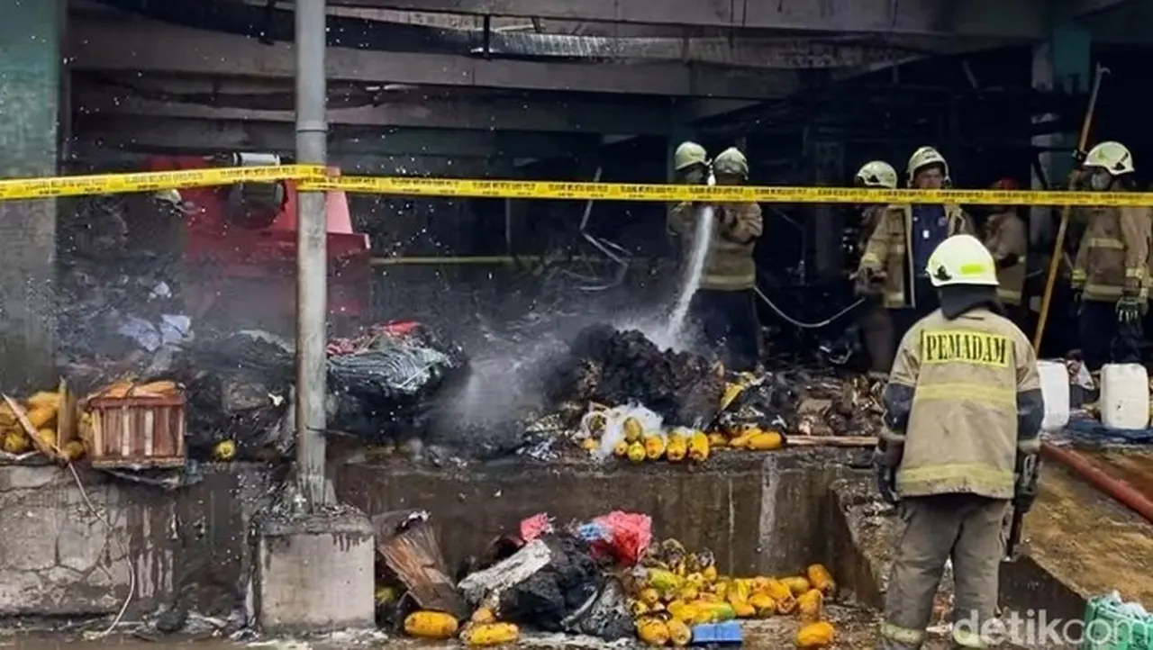 Dua Robot Damkar Dikerahkan untuk Padamkan Api di Gudang Karbit Pasar Induk Kramat Jati