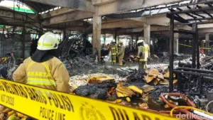 Api Melalap Pasar Induk Kramat Jati, Titik Api Diduga Berasal dari Toko Plastik yang Menyimpan Karbit