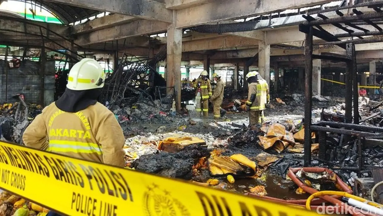 Api Melalap Pasar Induk Kramat Jati, Titik Api Diduga Berasal dari Toko Plastik yang Menyimpan Karbit