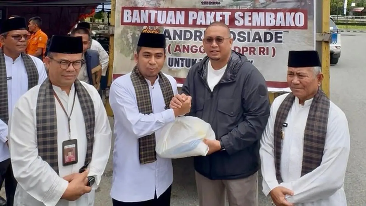 Andre Rosiade Serahkan 1.500 Paket Sembako untuk Korban Banjir di Solok