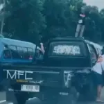 Aksi Berbahaya: Sopir Angkot dan Pikap Berhenti Joget di Bahu Tol Jagorawi, Polisi Telusuri