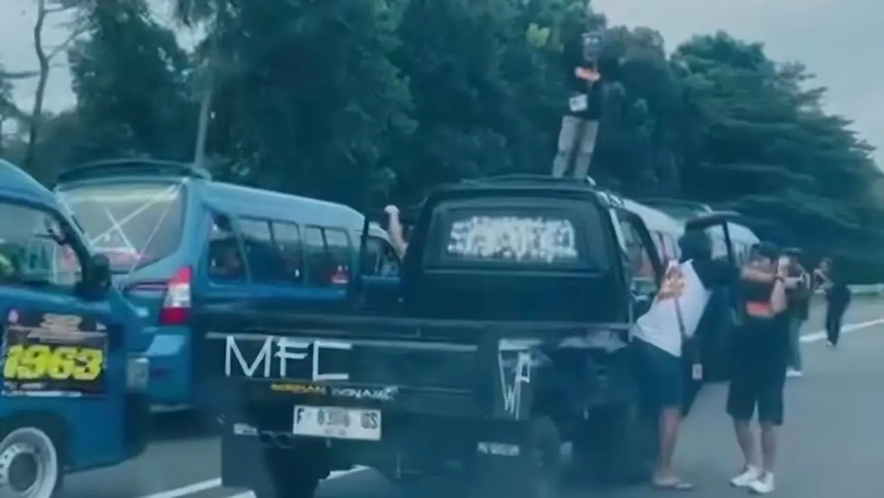 Aksi Berbahaya: Sopir Angkot dan Pikap Berhenti Joget di Bahu Tol Jagorawi, Polisi Telusuri Aksi Berbahaya: Sopir Angkot dan Pikap Berhenti Joget di Bahu Tol Jagorawi, Polisi Telusuri