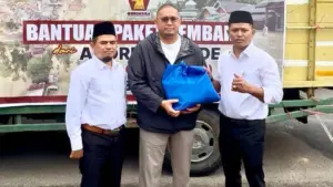 Andre Rosiade Salurkan 5.000 Paket Sembako untuk Korban Banjir di Solok