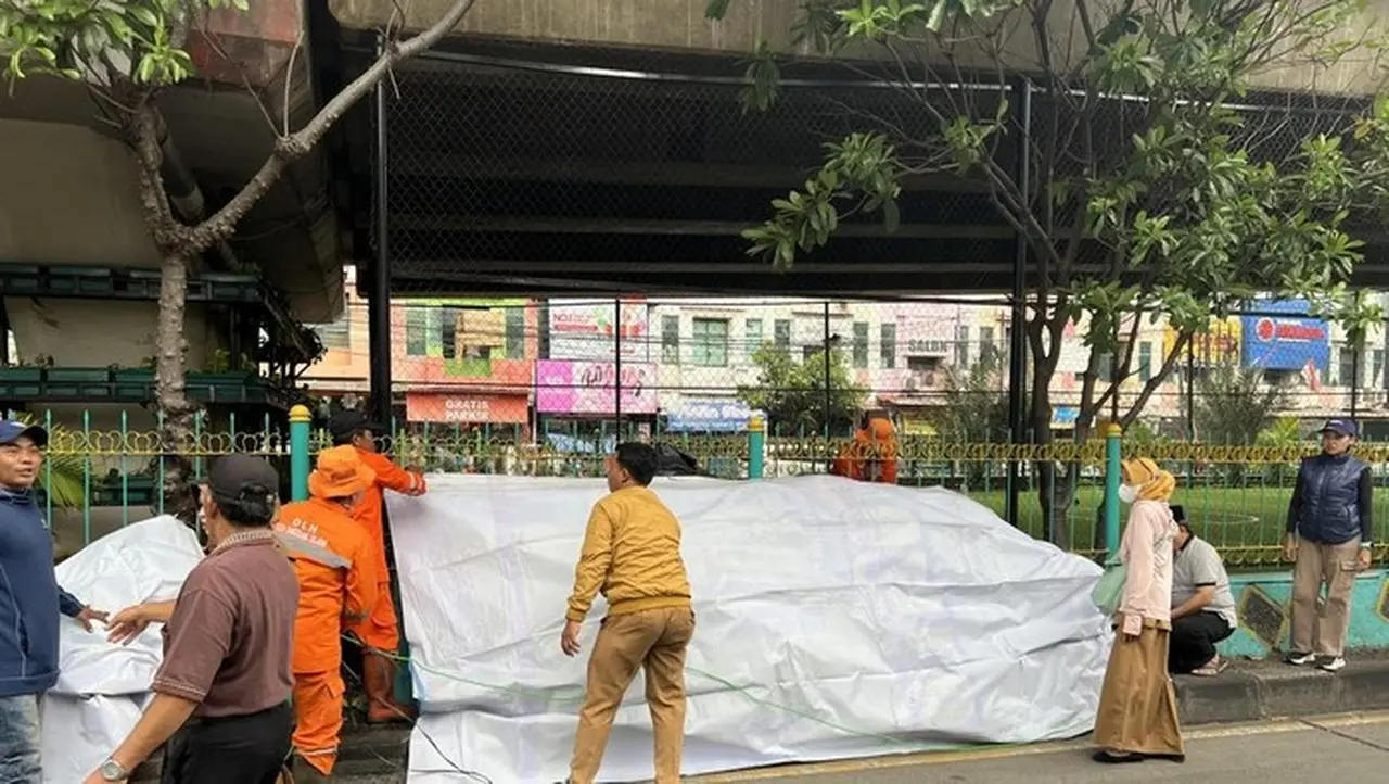 Warga Ciputat Resah Tumpukan Sampah Ditutup Terpal, Minta Segera Diangkut Warga Ciputat Resah Tumpukan Sampah Ditutup Terpal, Minta Segera Diangkut