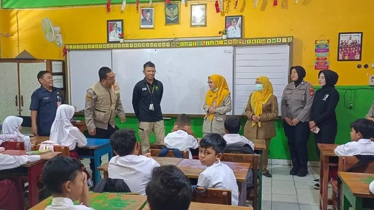 Polisi Berikan Trauma Healing untuk Siswa SDN Kalibaru 01 Pasca Insiden Mobil MBG Menerobos Polisi Berikan Trauma Healing untuk Siswa SDN Kalibaru 01 Pasca Insiden Mobil MBG Menerobos