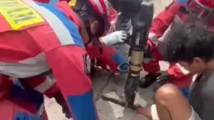 Pria di Jakarta Timur Terjepit Lubang Beton Selokan, Damkar Berhasil Lakukan Evakuasi