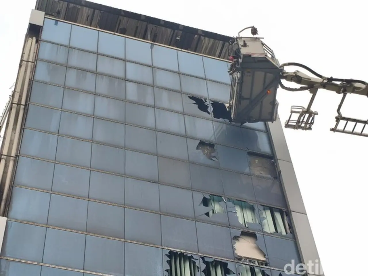 Kebakaran Gedung Jakpus: 20 Tewas Termasuk Wanita Hamil, Damkar Berjuang di Lantai Atas