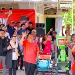 Anggota DPR Kaisar Kiasa Serahkan Mesin Penggiling Padi untuk Petani Cilacap