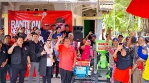 Anggota DPR Kaisar Kiasa Serahkan Mesin Penggiling Padi untuk Petani Cilacap