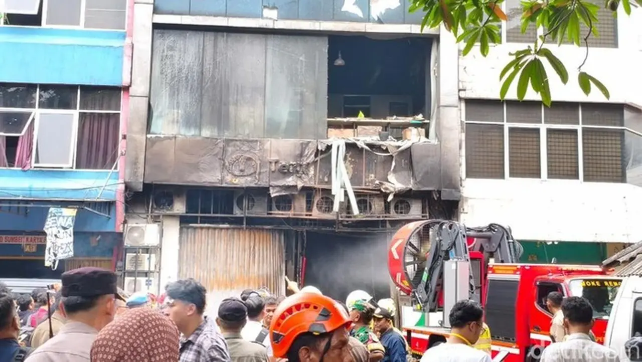 Kebakaran Ruko Cempaka Baru: 20 Tewas, Petugas Berjuang Tembus Lantai 6 Kebakaran Ruko Cempaka Baru: 20 Tewas, Petugas Berjuang Tembus Lantai 6