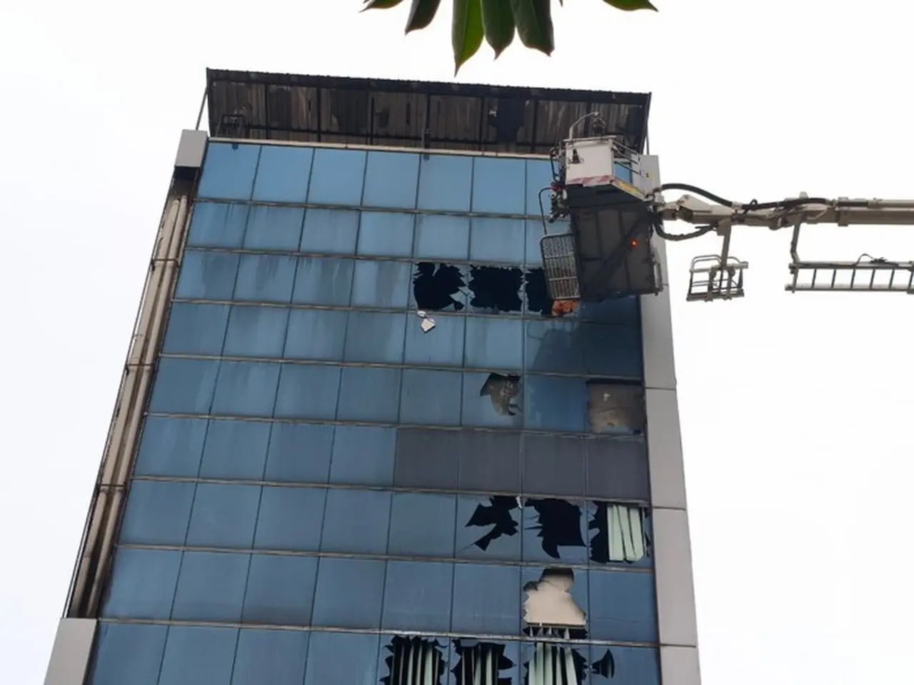 Bronto Skylift Damkar Sisir Korban Kebakaran Maut di Gedung Jakpus