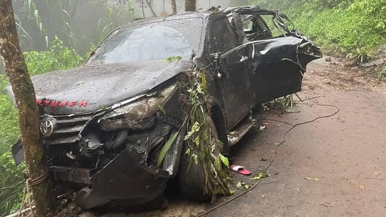 Fortuner Jatuh ke Jurang Bromo, 2 Penumpang Tewas, 4 Luka-luka