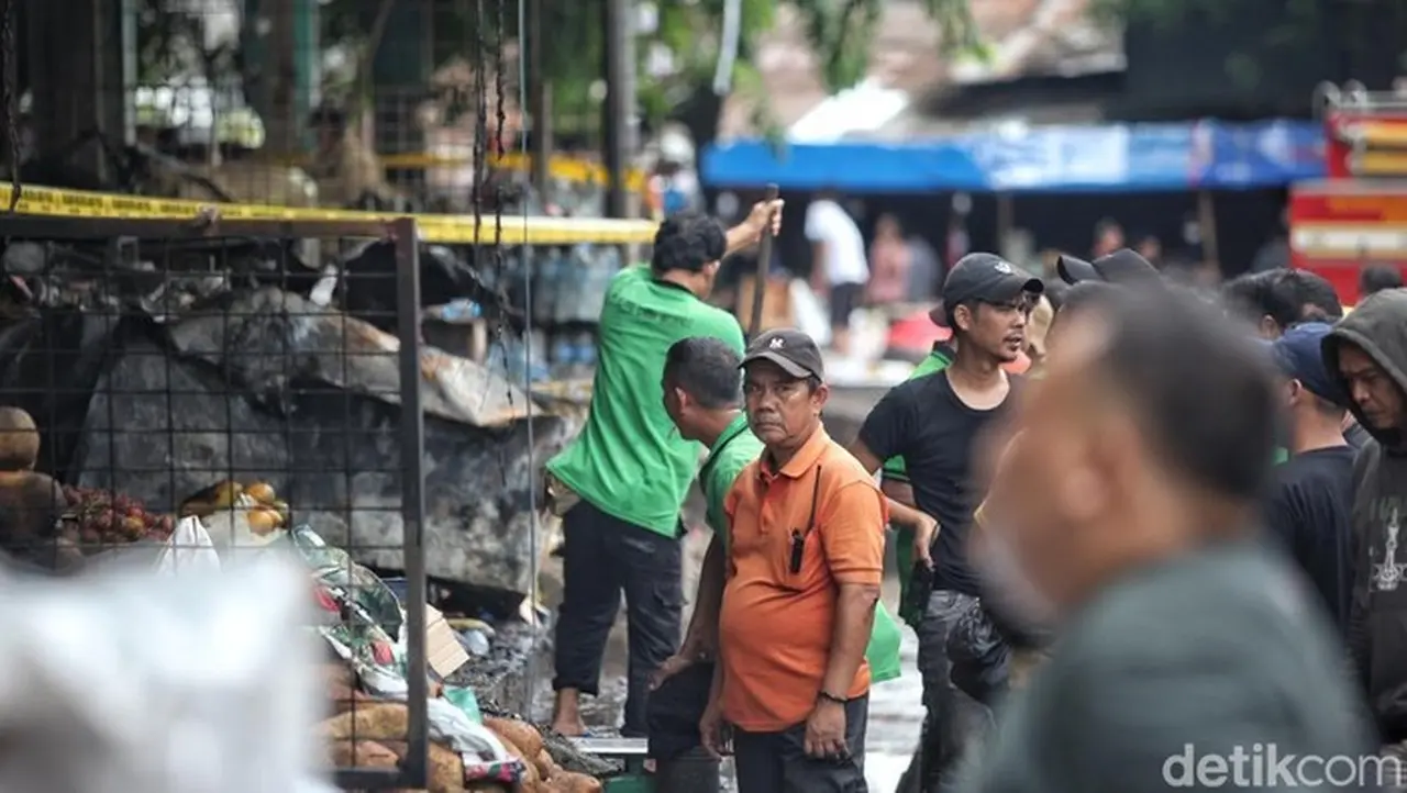 Ratusan Kios Pasar Induk Kramat Jati Dilalap Api, Kerugian Capai Rp 10 Miliar Ratusan Kios Pasar Induk Kramat Jati Dilalap Api, Kerugian Capai Rp 10 Miliar