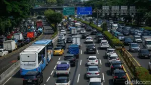 Kepadatan Lalu Lintas Tol Dalam Kota Jakarta Pagi Ini Akibat Kecelakaan dan Volume Kendaraan