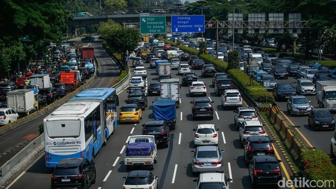 Kepadatan Lalu Lintas Tol Dalam Kota Jakarta Pagi Ini Akibat Kecelakaan dan Volume Kendaraan