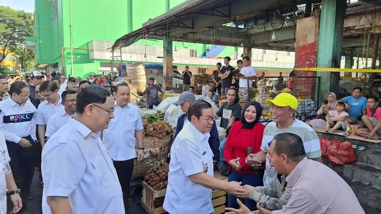 Pramono Anung Pastikan Pedagang Pasar Kramat Jati Tetap Berjualan Pasca Kebakaran Pramono Anung Pastikan Pedagang Pasar Kramat Jati Tetap Berjualan Pasca Kebakaran