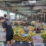 Pedagang Buah Nekat Berjualan di Kios Hangus Pasar Induk Kramat Jati Pasca Kebakaran