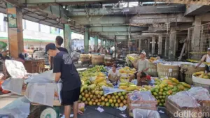 Pedagang Buah Nekat Berjualan di Kios Hangus Pasar Induk Kramat Jati Pasca Kebakaran