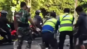 Truk Boks Hancur Tabrak Separator Busway di Jatinegara, Lalu Lintas Jaktim Tersendat