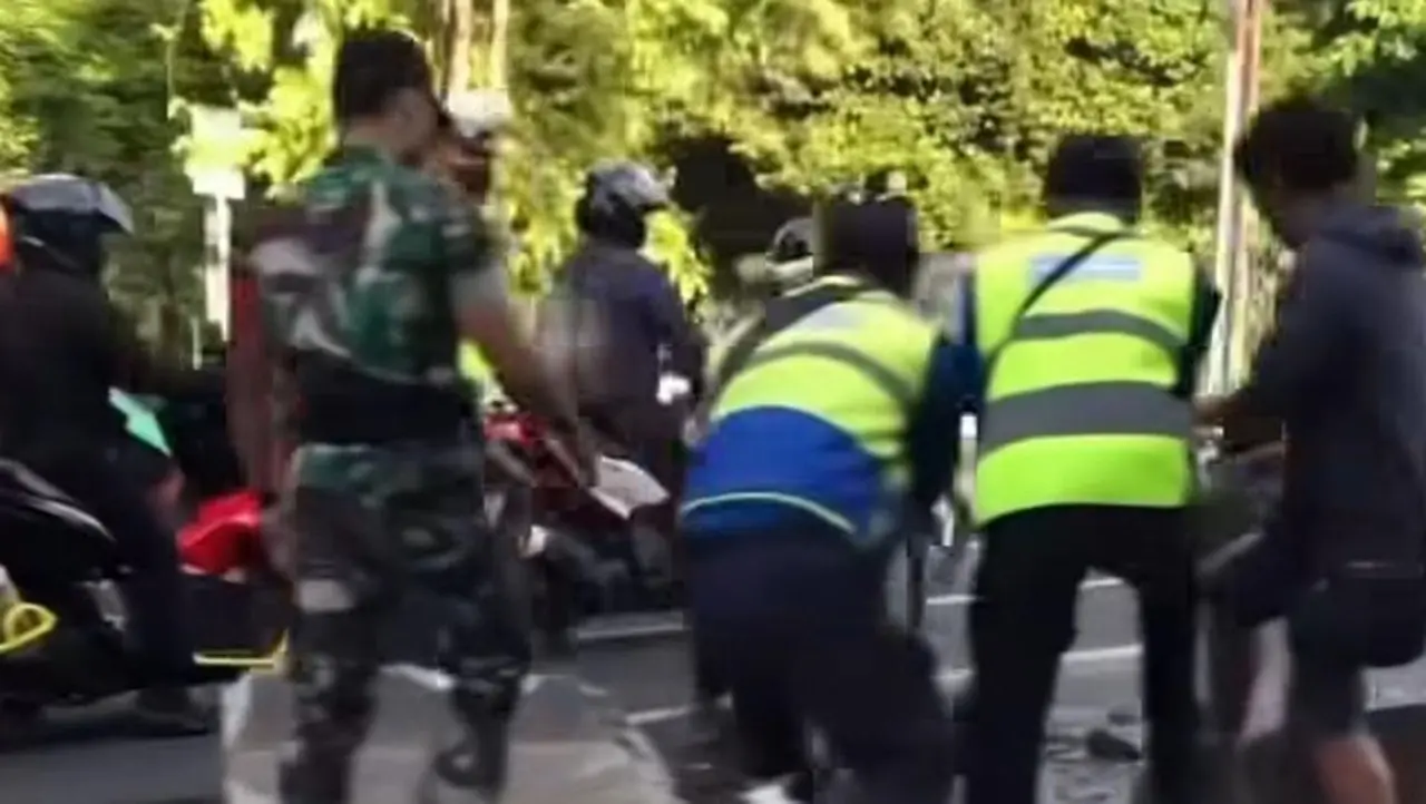 Truk Boks Hancur Tabrak Separator Busway di Jatinegara, Lalu Lintas Jaktim Tersendat Truk Boks Hancur Tabrak Separator Busway di Jatinegara, Lalu Lintas Jaktim Tersendat