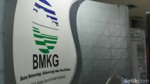 Tiga Siklon Kepung RI, BMKG Wanti-wanti Potensi Curah Hujan dan Gelombang Tinggi