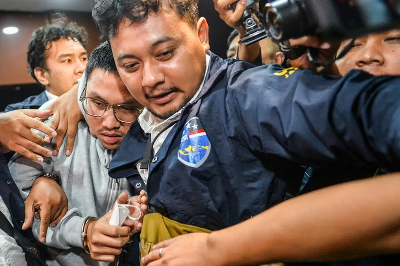 YouTuber Resbob Ditangkap Polisi di Semarang, Diborgol Saat Tiba di Polda Jabar