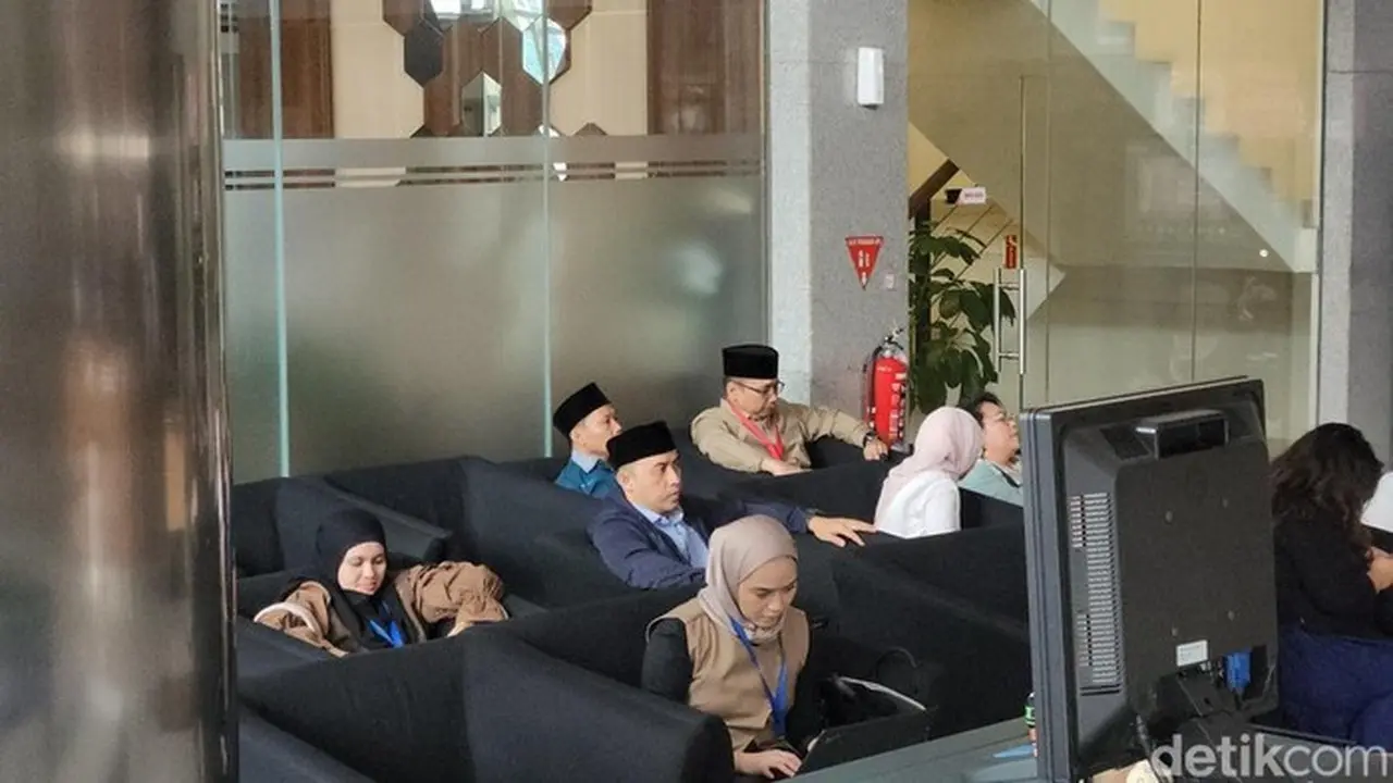 Eks Menag Yaqut Cholil Qoumas Diperiksa KPK Terkait Dugaan Korupsi Kuota Haji 2024 Eks Menag Yaqut Cholil Qoumas Diperiksa KPK Terkait Dugaan Korupsi Kuota Haji 2024