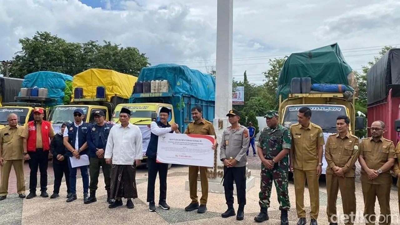 Mensos Syaifullah Yusuf Serahkan Bantuan Rp 9 Miliar untuk Korban Bencana di Aceh