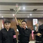 Delpedro dkk Beri Bunga dan Nyanyi ‘Indonesia Pusaka’ Jelang Sidang Dakwaan