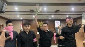 Delpedro dkk Beri Bunga dan Nyanyi ‘Indonesia Pusaka’ Jelang Sidang Dakwaan