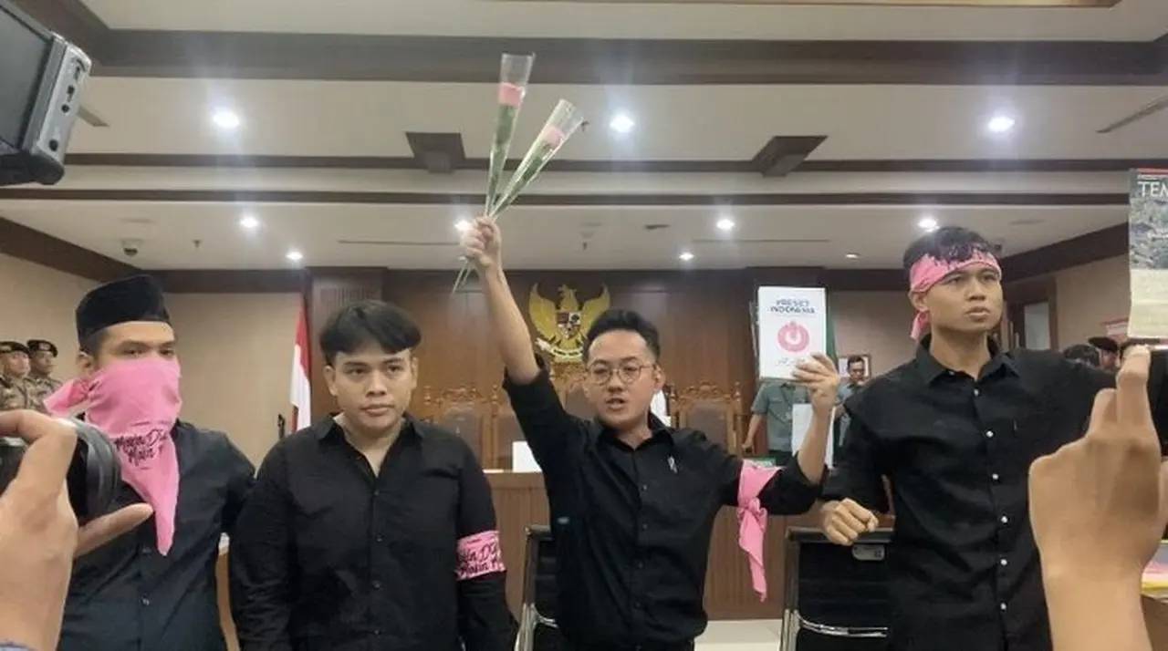 Delpedro dkk Beri Bunga dan Nyanyi ‘Indonesia Pusaka’ Jelang Sidang Dakwaan