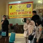 Isak Tangis Pecah di RS Polri, Keluarga Jemput Jenazah Korban Kebakaran Gedung Terra Drone