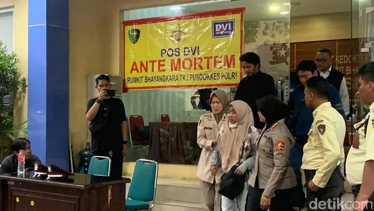 Isak Tangis Pecah di RS Polri, Keluarga Jemput Jenazah Korban Kebakaran Gedung Terra Drone