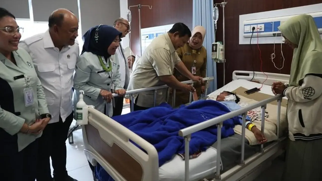 Prabowo Jenguk Siswa Korban Tabrak Mobil MBG, Janjikan Ayam Goreng Favorit