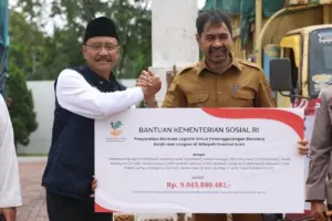 Mensos Serahkan Bantuan Rp 9 Miliar untuk Korban Banjir dan Longsor Aceh